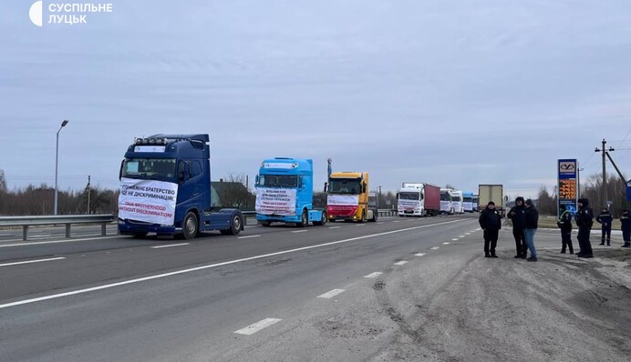 Украинские перевозчики начали зеркальную забастовку на границе с Польшей: фото и видео