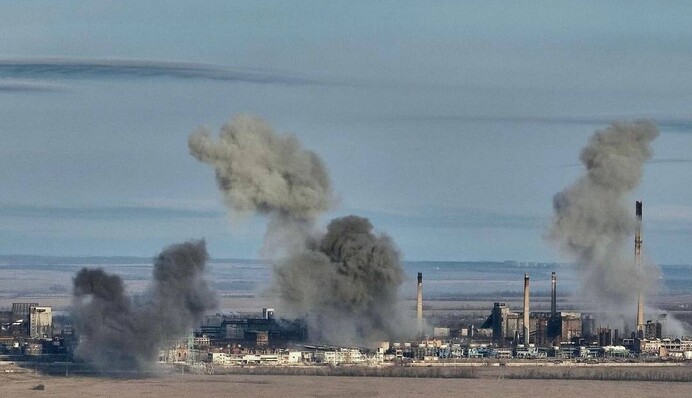 Это очень ядовитое вещество: в Авдеевке россияне фосфорными зарядами зажгли цистерны с мазутом, фото и видео