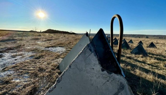 Десятки кілометрів укріплень, рови і міни: Росія побудувала нову лінію оборони під Маріуполем