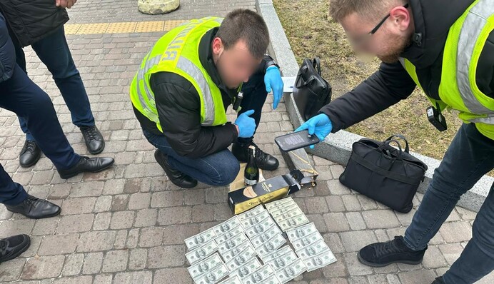 Вывозил антиквариат за границу: в Киеве задержали чиновника Минкульта, фото