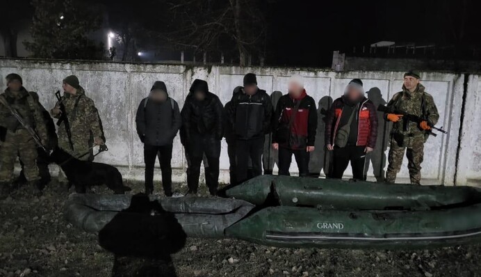 Хотіли уплисти в Угорщину: на кордоні зі стріляниною затримали ухилянтів