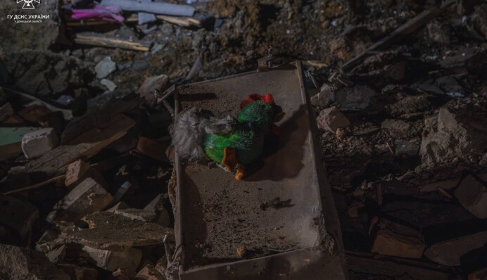 Удар РФ по Краматорську: з-під завалів дістали загиблих, є поранені, відео