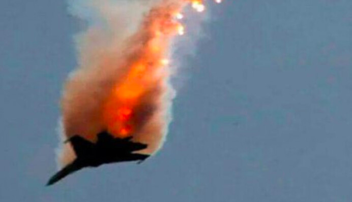 Пілот дрейфує "ліцом в воду": спливли нові подробиці про збитий Су-35 росіян, відео