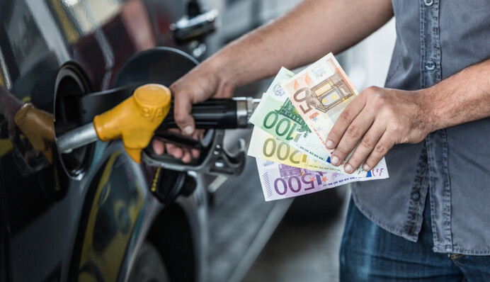 Позволит сократить расходы: лайфхак по сбережению бензина при ежедневной езде