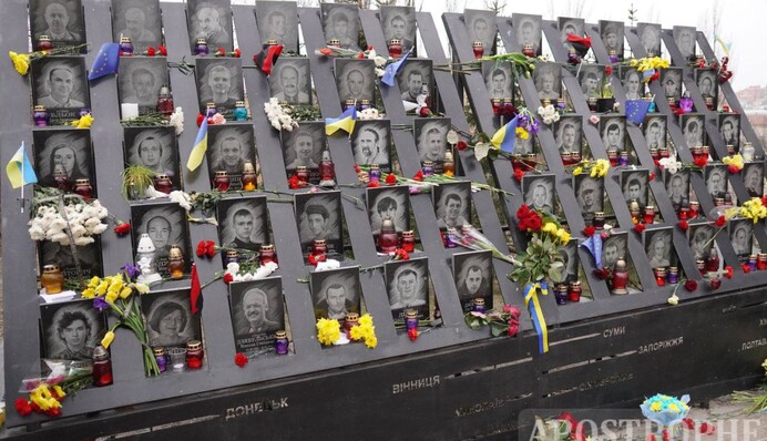 Люди йдуть безкінечним потоком: в Києві на Інститутській вшановують пам’ять Героїв Небесної Сотні, фоторепортаж