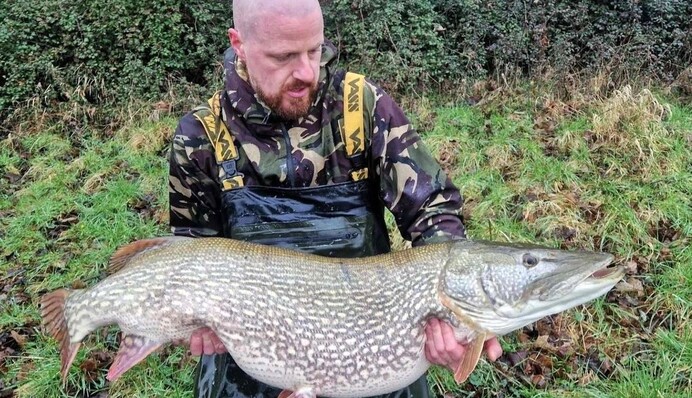 Рибалка піймав на озері щуку-монстра вагою майже 22 кг: фото
