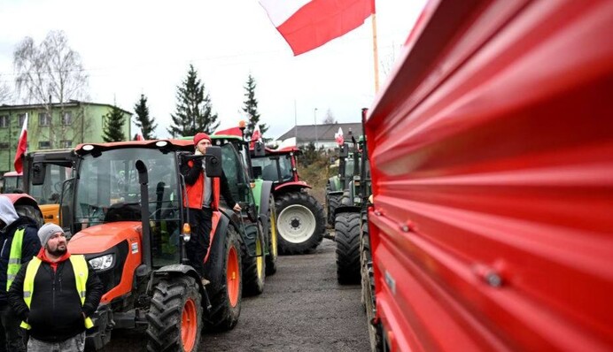 "Против российского зерна почему-то не протестуют": в чем кроется причина блокады границы в Польше