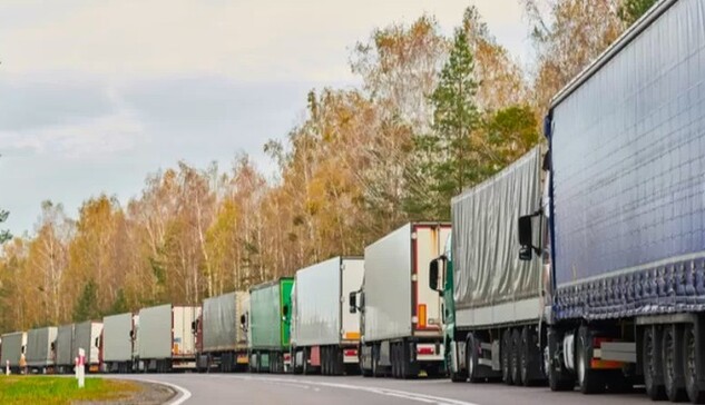 Поляки усилили блокировку: на границе Украины стоят огромные очереди грузовиков