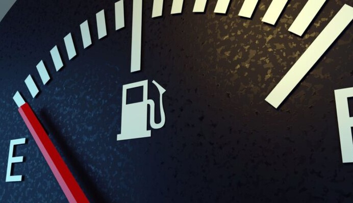 Більшість водіїв її не помічає: яка важлива роль у стрілочки біля індикатора рівня пального