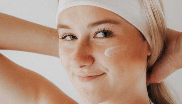 Не стоит верить рекламе: дерматолог опровергла миф, что поры на лице можно 