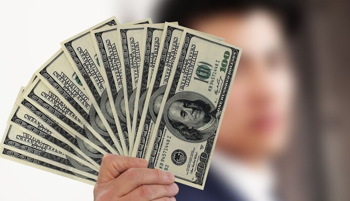 Украинцам продают фальшивые доллары: как не попасть на 