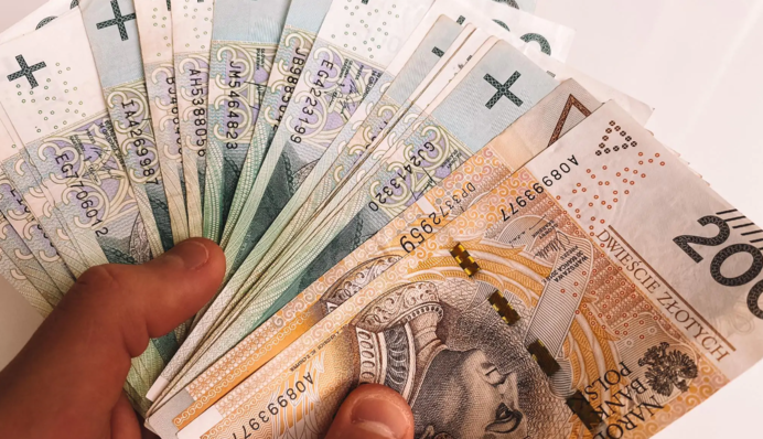 Українці в Польщі можуть отримати нові виплати: що треба знати