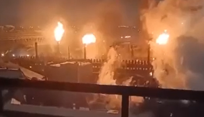 У Росії пролунали вибухи на великому оборонному заводі: фото та відео пожежі