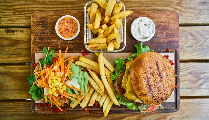 Що таке ультраоброблена їжа і чому її вважають такою шкідливою для здоров'я