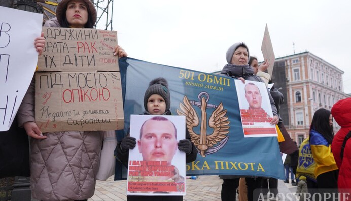 У Києві сотні людей вийшли на акцію нагадати про українських полонених: фото і відео