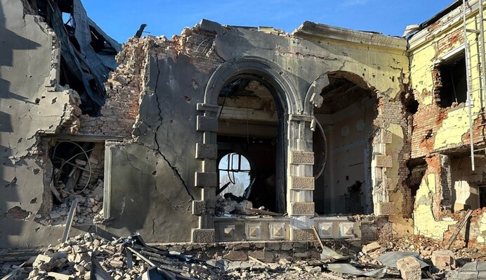 Разрушен железнодорожный вокзал: россияне обстреляли Константиновку, вспыхнул пожар, фото