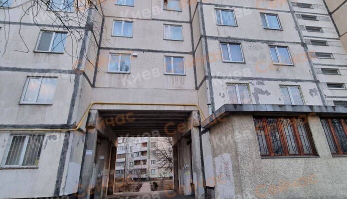 В Києві 70-річна жінка викинулася з вікна: трагічні подробиці