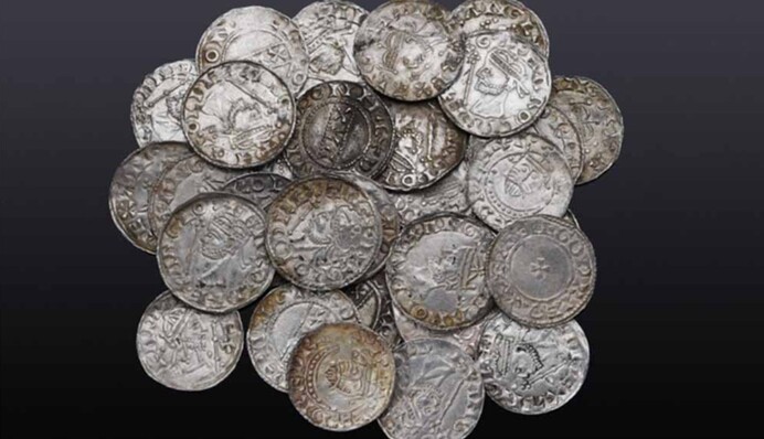 У Британїі тисячолітні монети продали за $400 тисяч: як виглядає скарб, фото