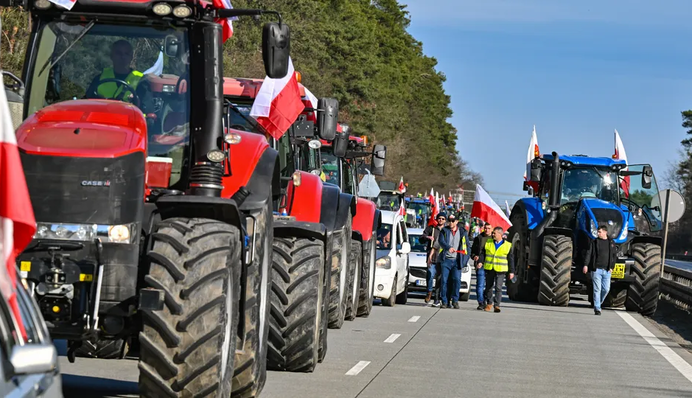 Польские забастовщики заблокировали автостраду на границе с Германией: фото