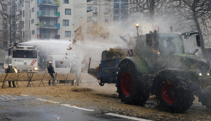 Палаючі шини, гній і водомети: в центрі Брюсселя масштабний протест фермерів, фото і відео
