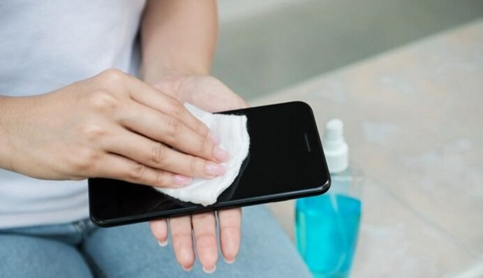 Наносят непоправимый вред: предметы, которыми запрещено протирать экран смартфона