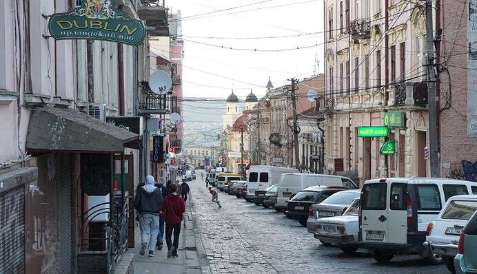 У 7 разів дорожче: в Чернівцях покладуть суперкоштовну бруківку на одній з вулиць