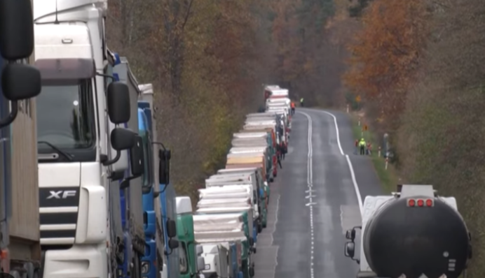 Пропускают по одному авто в час: какая ситуация на заблокированной поляками границе