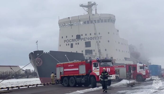 В российском порту загорелся ледокол: видео с места инцидента