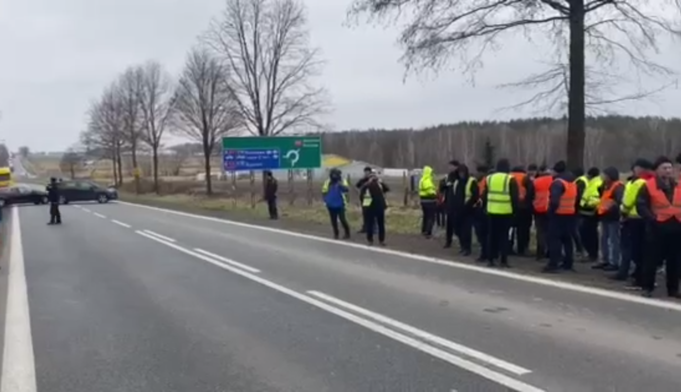 Окружили и не дают выйти: польская полиция заблокировала водителей из Украины, видео