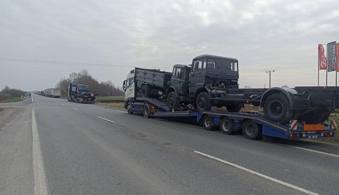 Поляки заблокировали технику для ВСУ на границе, водителям угрожают: фото