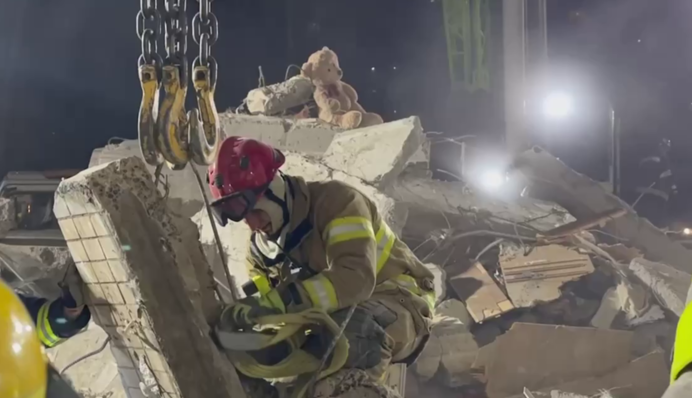 Під завалами в Одесі знайшли ще тіла дітей