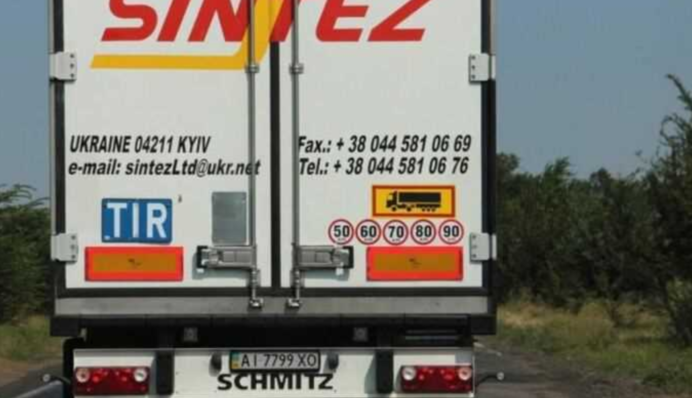 В ПДД о них ни слова: зачем дальнобойщики клеят на фурах знаки ограничения скорости