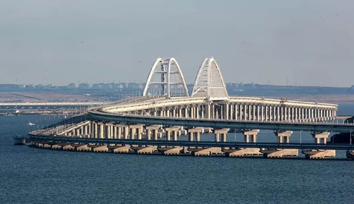 Ночью в Крыму раздавались взрывы: оккупанты перекрывали движение на Керченском мосту