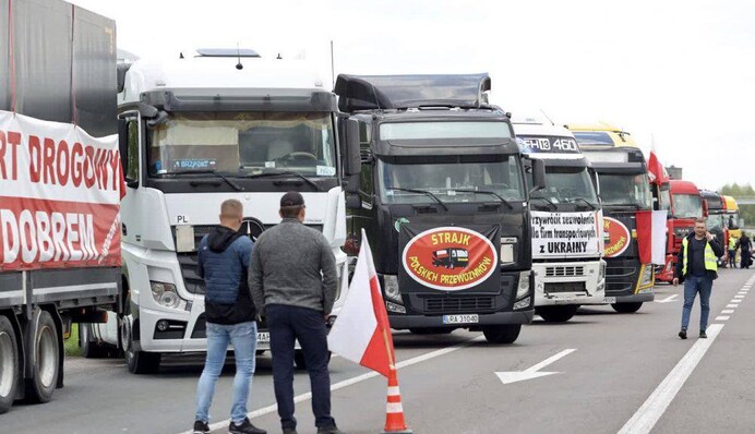 Пропускают по 12 авто дважды в день: какая ситуация с очередями на польской границе