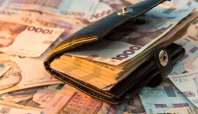 В апреле украинцам еще раз повысят зарплаты и пенсии: детали