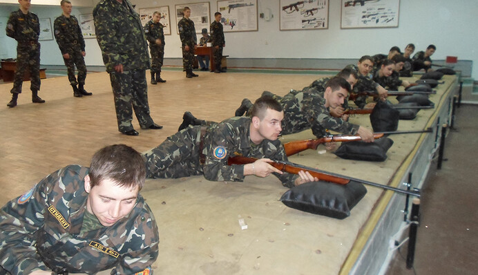 Военная подготовка вместо службы в армии: всех молодых украинцев обяжут пройти подготовку