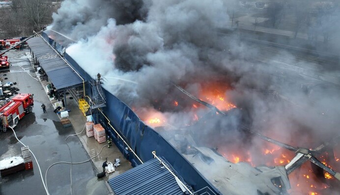 В Никополе потушили ТЦ после удара россиян: кадры последствий атаки