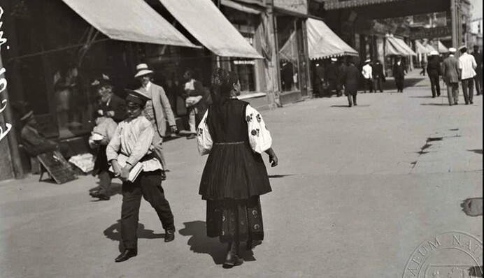 Ошатно вбрані українці і гамірна торгівля на вулицях: архівне фото Києва у 1911 році
