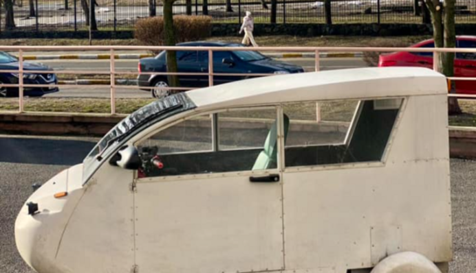Unusual three-wheeled car was spotted near Kyiv: photo of a 