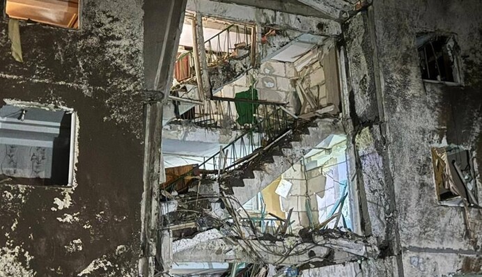 Удар по многоэтажке в Херсоне: появились ужасные фото