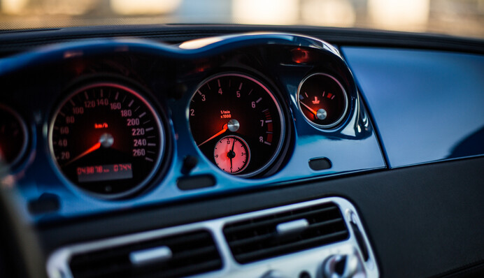 Шпаргалка для водіїв: що означають зелені, жовті та червоні значки на панелі