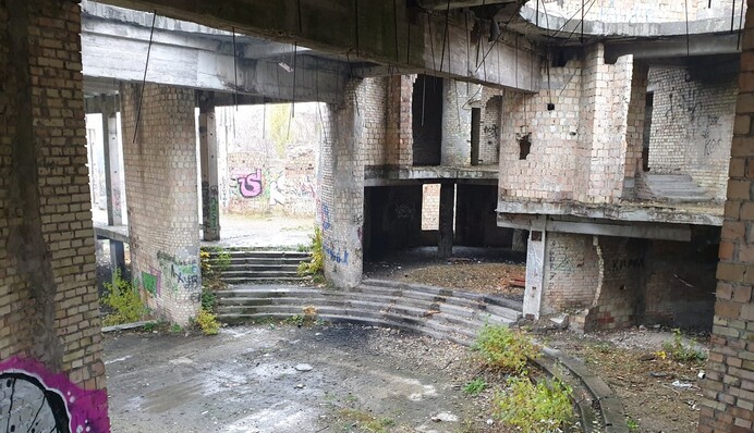 Оповитий недоброю славою: у Києві руйнується недобудований Будинок культури, фото