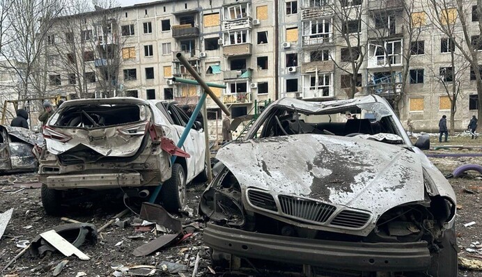 Выбитые окна, сожженные авто и огромная воронка во дворе: в Мирнограде возросло количество раненых, фото и видео
