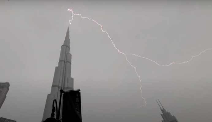 У найвищий хмарочос світу Бурдж Халіфа вдарила блискавка: момент потрапив на  відео