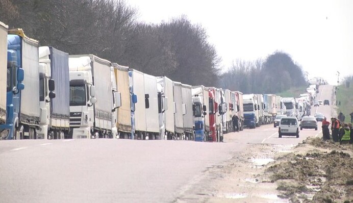 Не только фуры: поляки не пропускают автобусы с женщинами и детьми