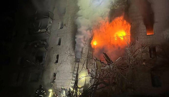 Россияне атаковали КАБами Купянск, вспыхнула многоэтажка: фото последствий