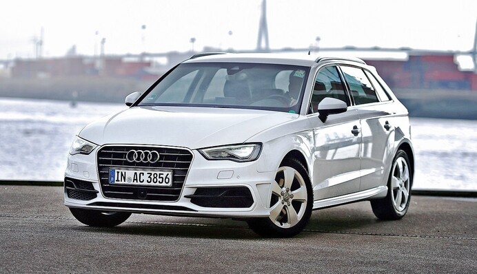 Украинцы начали массово дарить свои авто женщинам: данные статистики