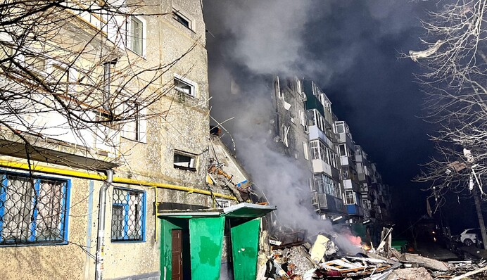 Російський "шахед" атакував багатоповерхівку в Сумах, спалахнула пожежа:  фото і відео