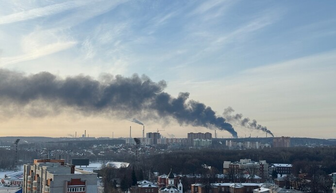 Піднявся вогняний гриб: момент удару дрона по НПЗ в Рязані потрапив на відео