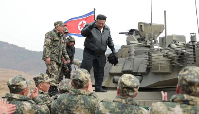 Ким Чен Ын из танка призвал войска готовиться к войне: фото